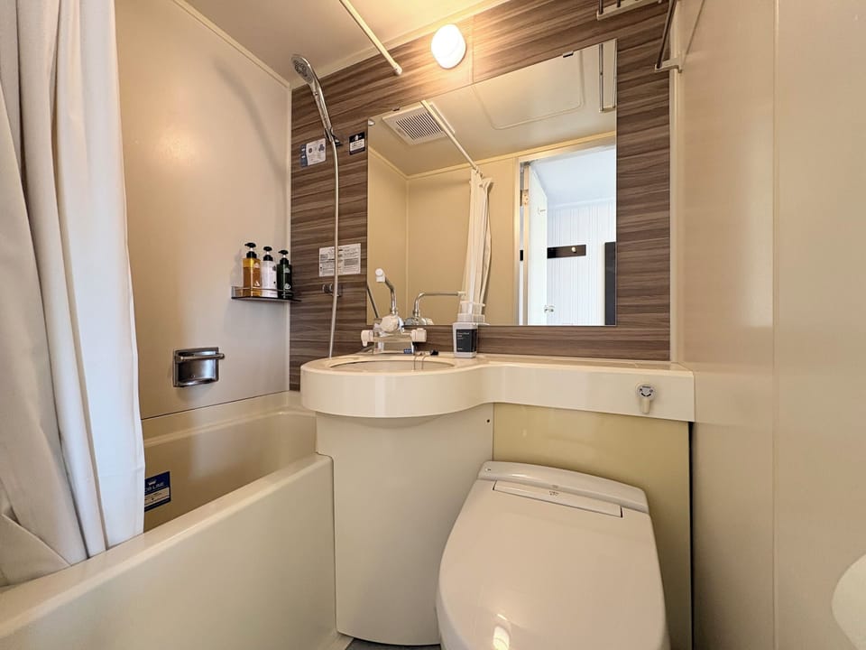 Combined shower/tub, deep soaking tub, free toiletries, hair dryer