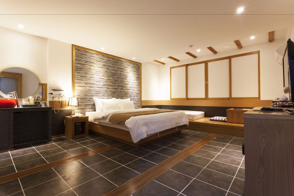 Deluxe Twin Room (No Parking) | Premium bedding, desk, soundproofing, free WiFi