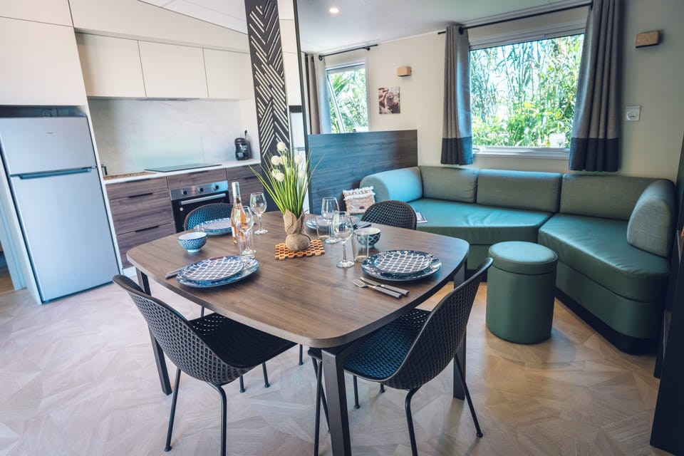 Luxury Mobile Home | Private kitchen | Fridge, microwave, stovetop, espresso maker