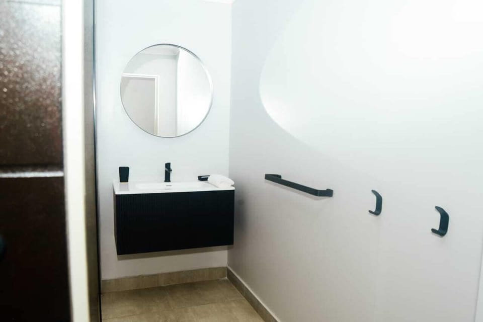 Combined shower/tub, deep soaking tub, free toiletries, hair dryer