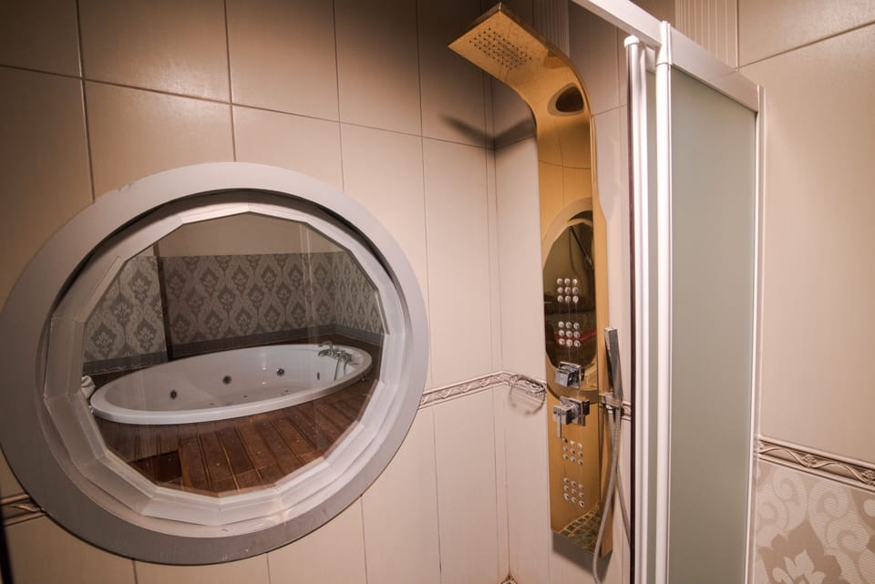 Standard Twin Room | Bathroom amenities | Bathtub, deep soaking tub, free toiletries, hair dryer