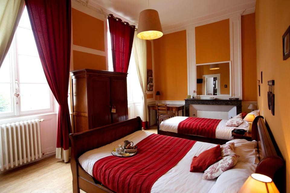 Standard Triple Room | Desk, blackout drapes, free cribs/infant beds, rollaway beds