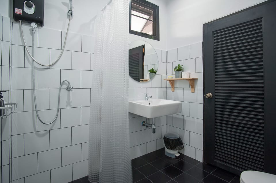 Standard Double Room | Bathroom | Shower, free toiletries, towels