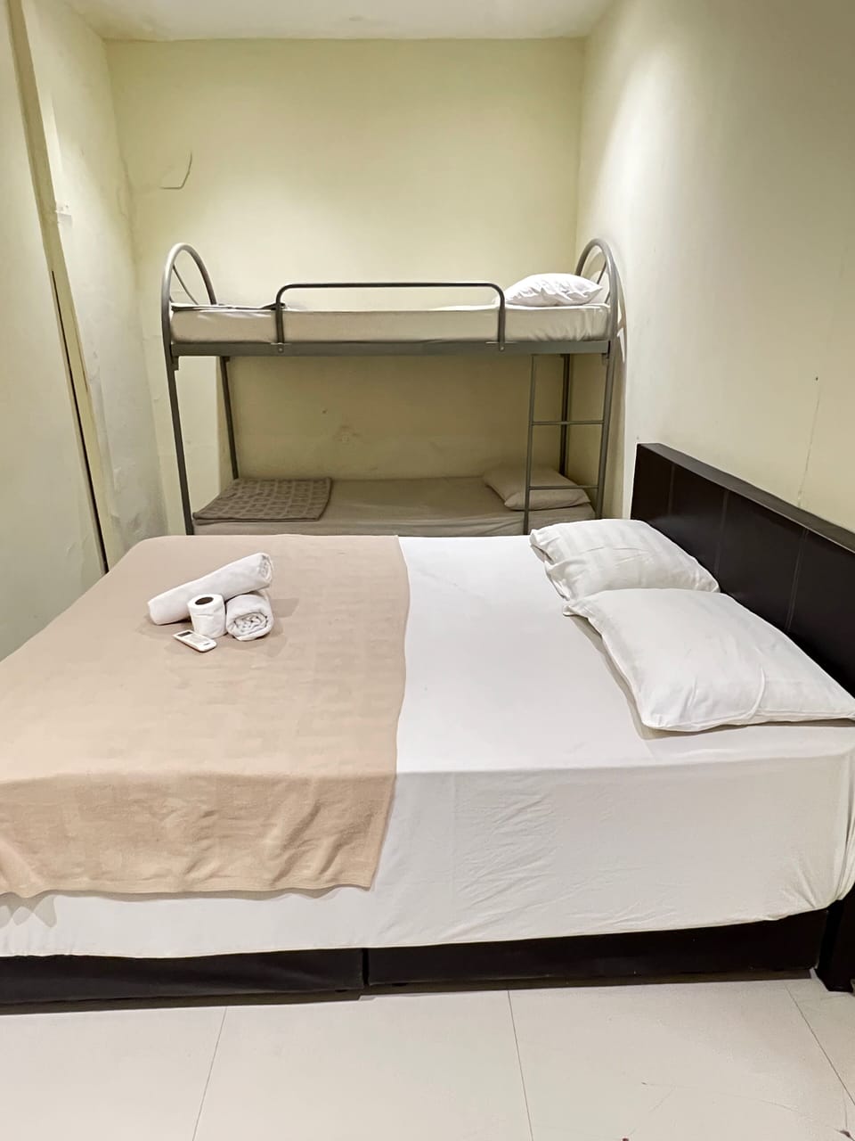 Family Room with Shared Bathroom | Iron/ironing board, free WiFi, bed sheets