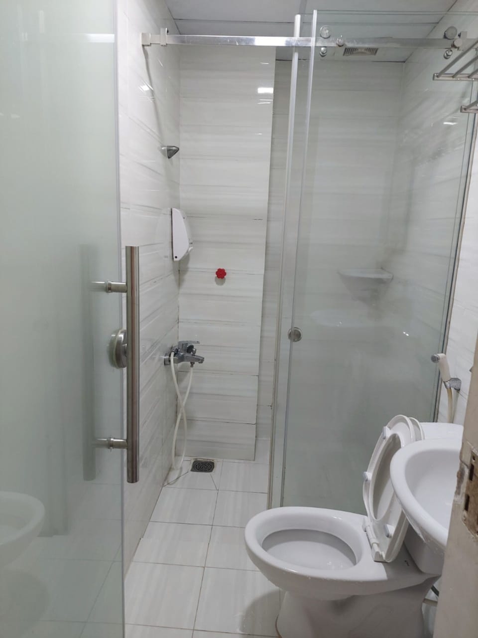 Double Room | Bathroom | Shower, rainfall showerhead, free toiletries, hair dryer