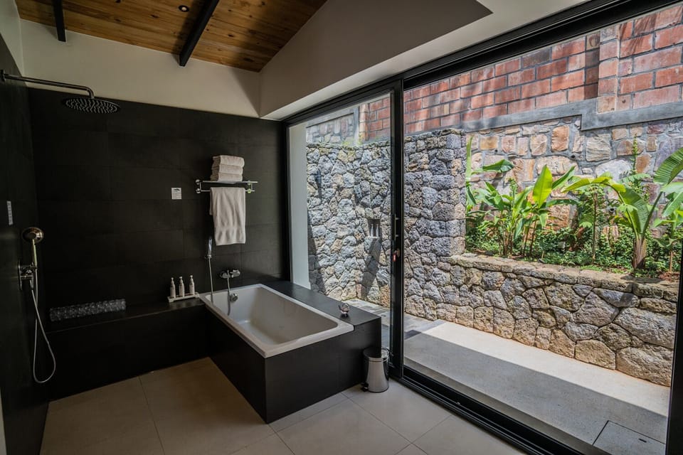 Luxury Room | Bathroom | Combined shower/tub, rainfall showerhead, free toiletries, hair dryer