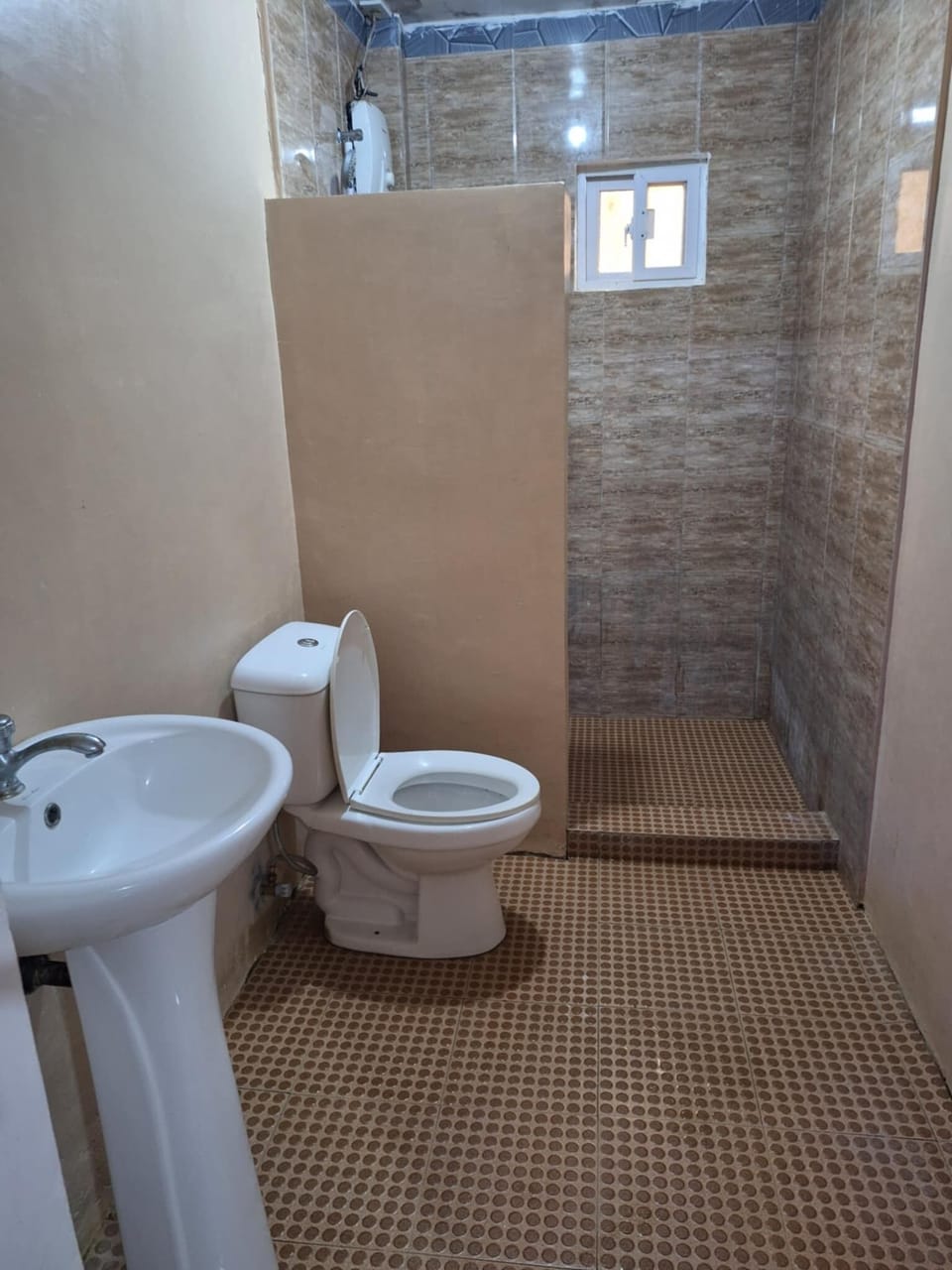 Shower, rainfall showerhead, free toiletries, bidet