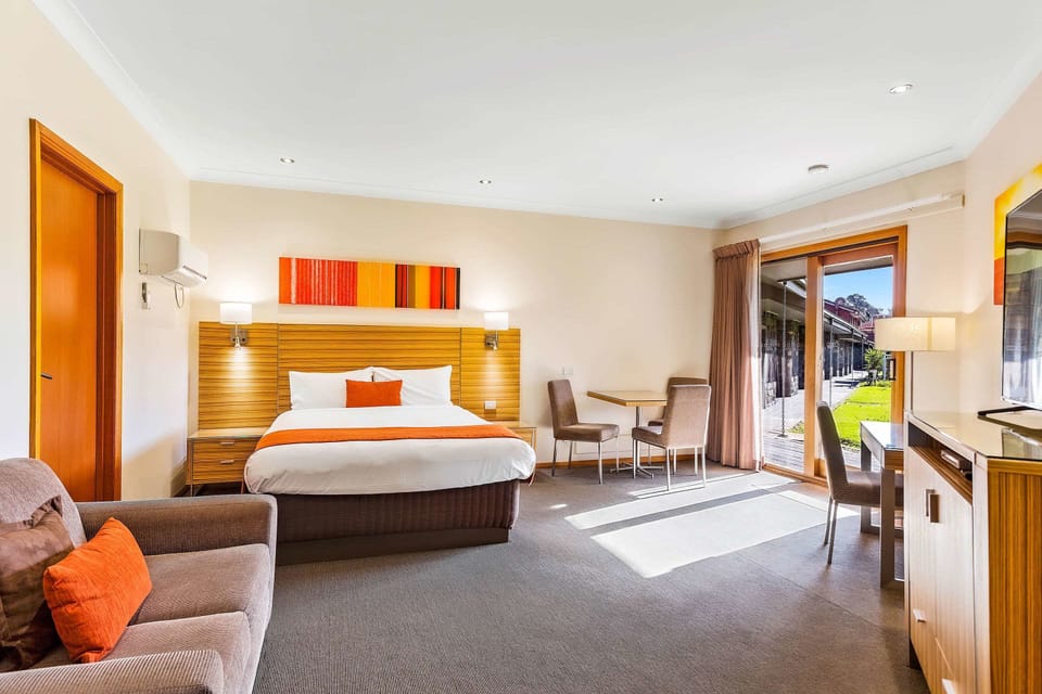 Pillowtop beds, desk, laptop workspace, soundproofing