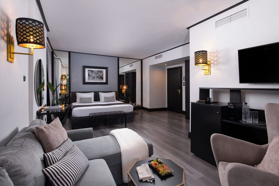 Junior Suite | Minibar, in-room safe, desk, laptop workspace