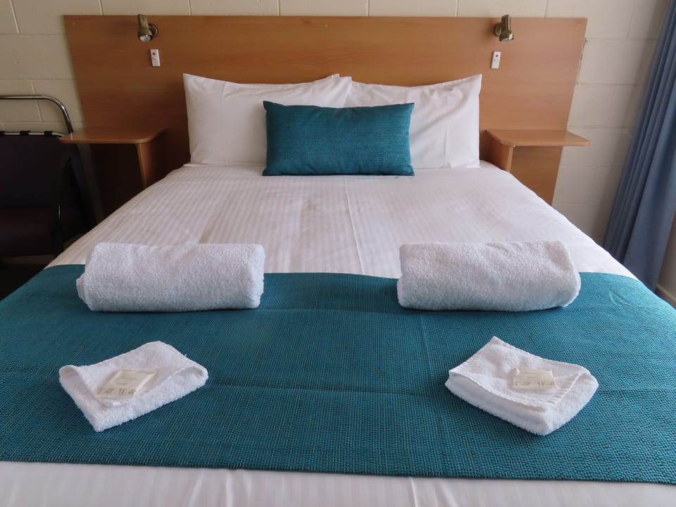 Standard Room, 1 Queen Bed | Blackout drapes, iron/ironing board, bed sheets