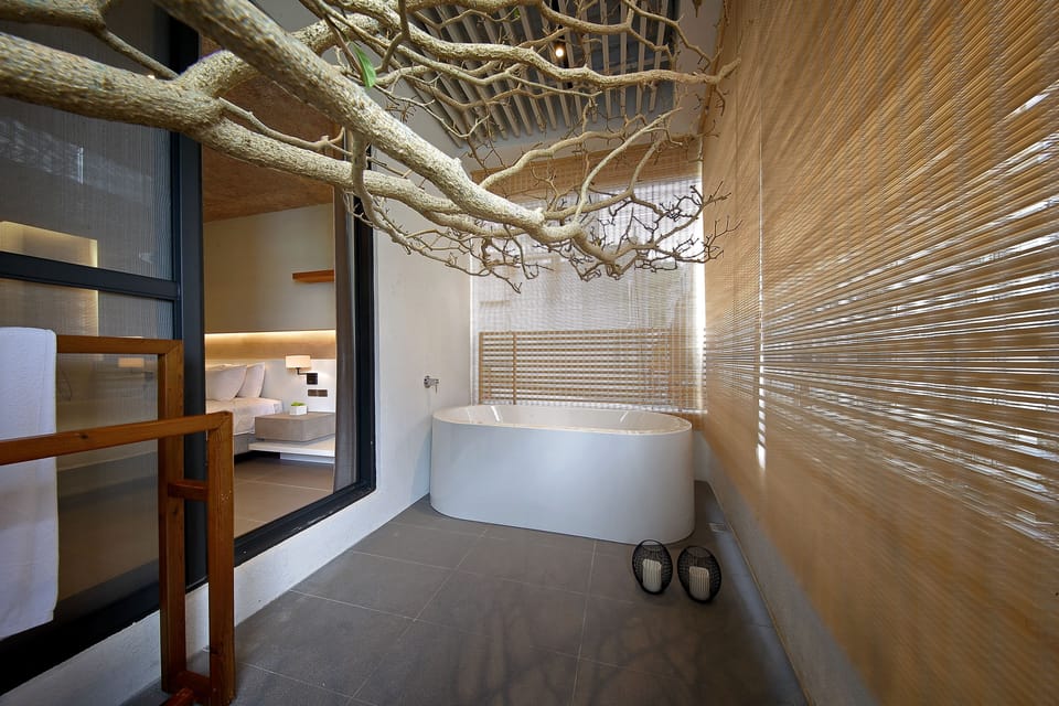 Deluxe Double Room, 1 Queen Bed, Bathtub | Deep soaking bathtub