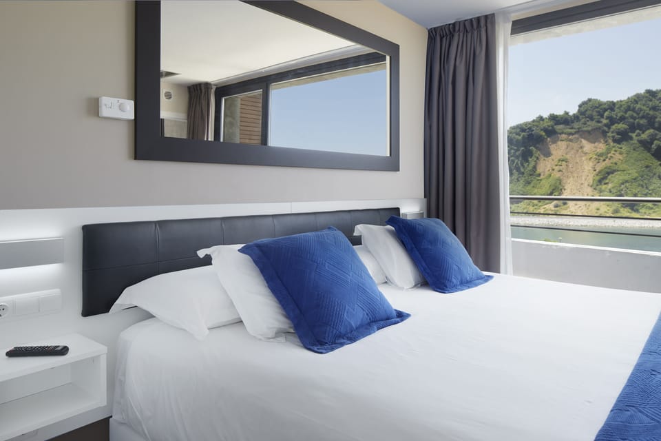 In-room safe, desk, soundproofing, free WiFi