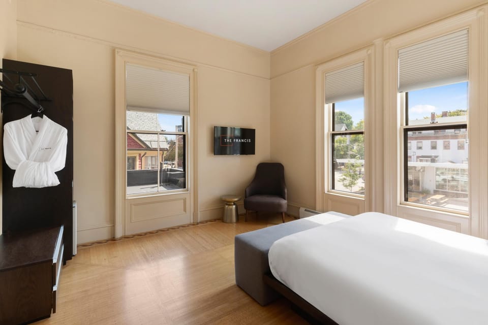 Signature Room, 1 Queen Bed | Premium bedding, in-room safe, iron/ironing board, free WiFi