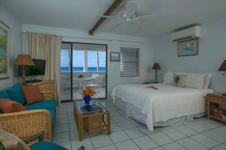 Waterfront Studio Suite (Alamanda) | Individually decorated, individually furnished, iron/ironing board