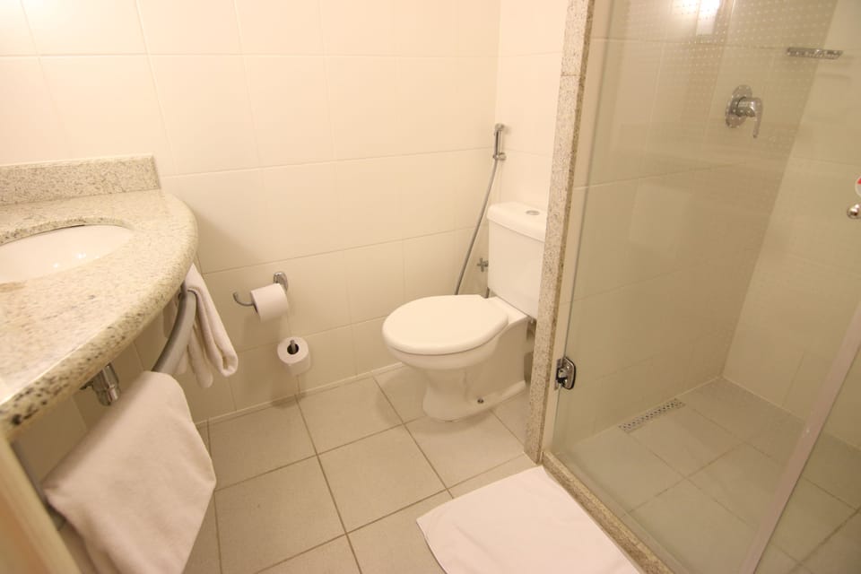 Twin Room | Bathroom | Shower, rainfall showerhead, towels