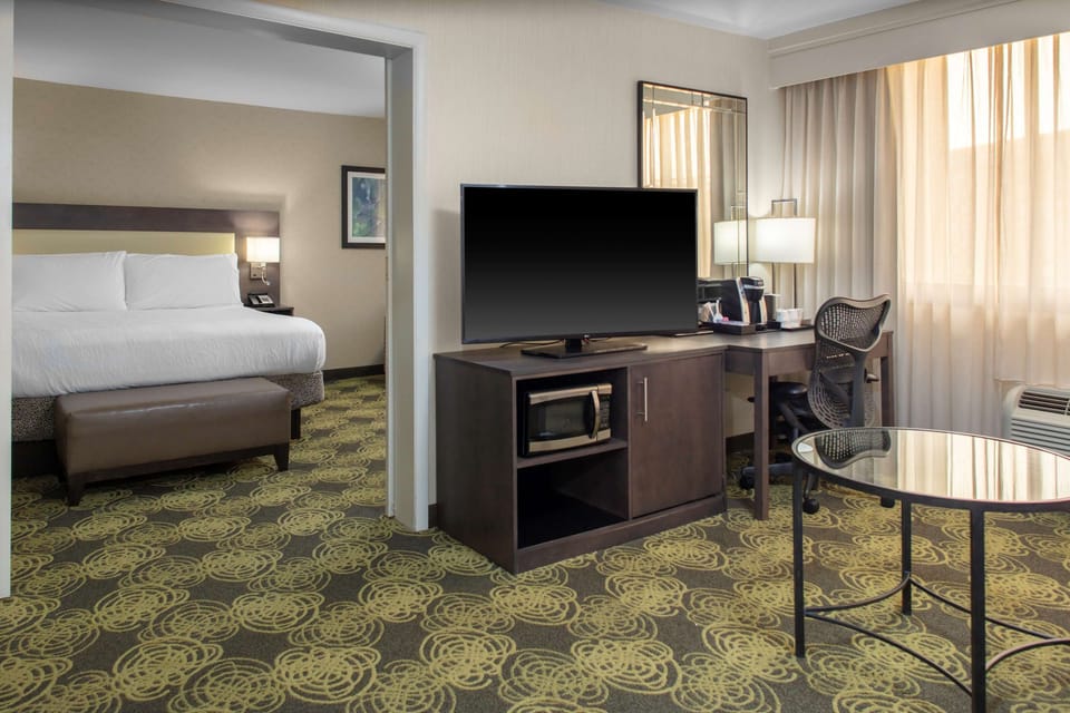 Premium bedding, in-room safe, desk, laptop workspace