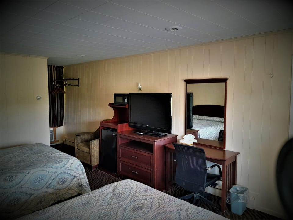 Desk, laptop workspace, WiFi (free), bed sheets