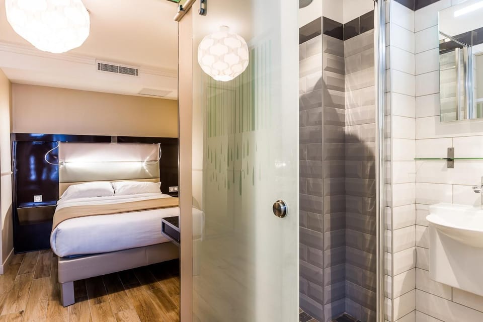 Premium bedding, in-room safe, laptop workspace, blackout drapes