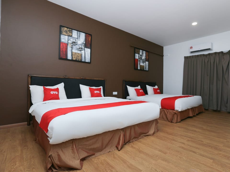Family Suite | Desk, soundproofing, WiFi (free), bed sheets