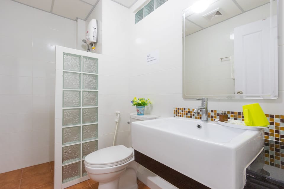 Deluxe Double Room | Bathroom | Shower, free toiletries, hair dryer, bidet