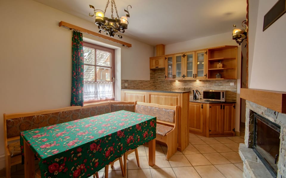 Apartment, 3 Bedrooms | Private kitchenette | Fridge, microwave, stovetop, electric kettle