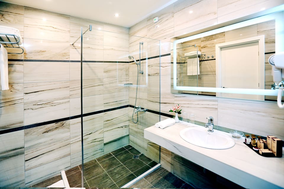 Family Suite (2 bathrooms) | Bathroom | Deep soaking tub, designer toiletries, hair dryer, bathrobes