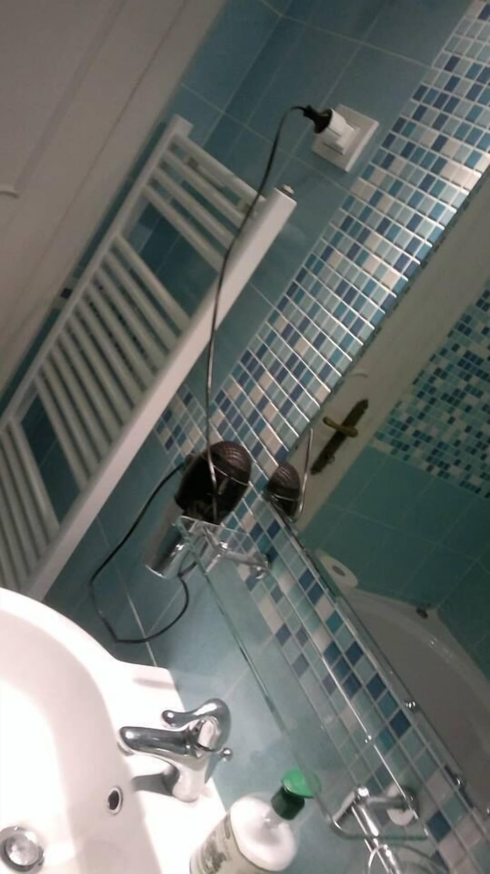 Combined shower/tub, free toiletries, hair dryer, bidet