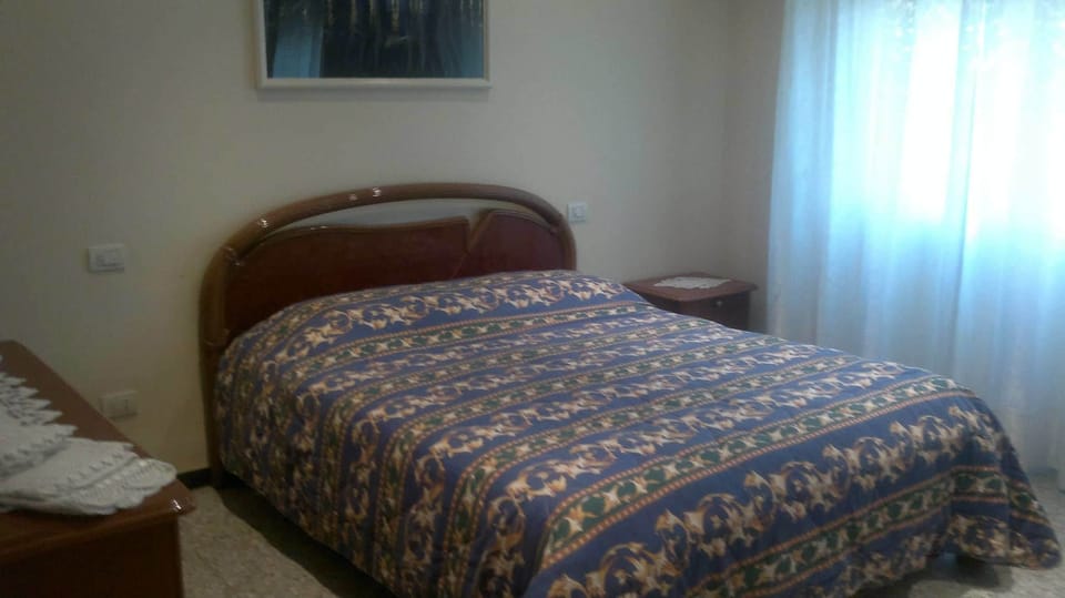 Double Room, 1 Queen Bed, Shared Bathroom | Iron/ironing board, free WiFi, bed sheets