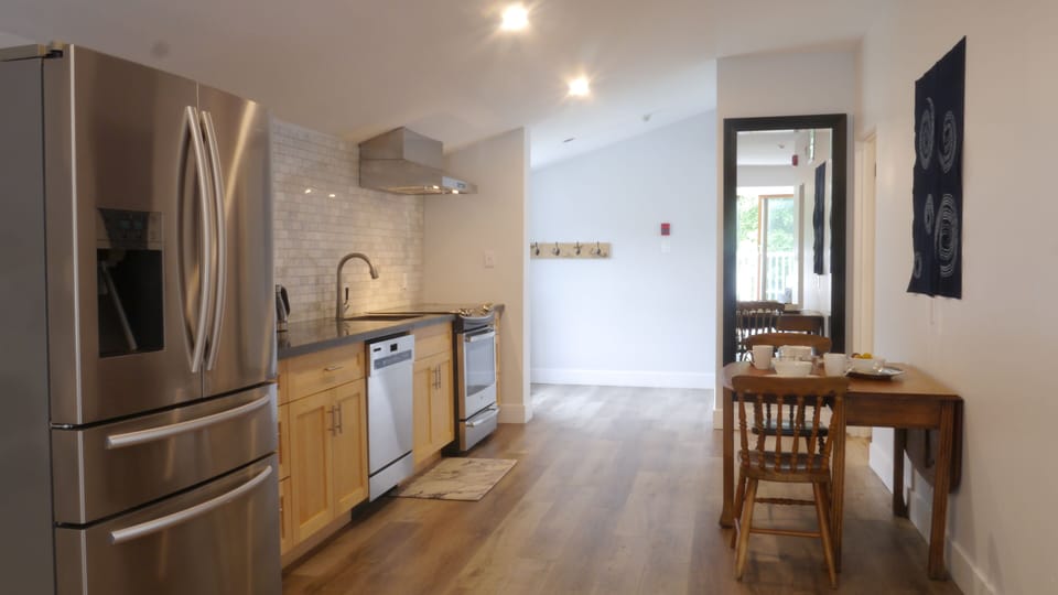 Luxurious Two BR Apt River View NOTL | Private kitchen | Eco-friendly cleaning products