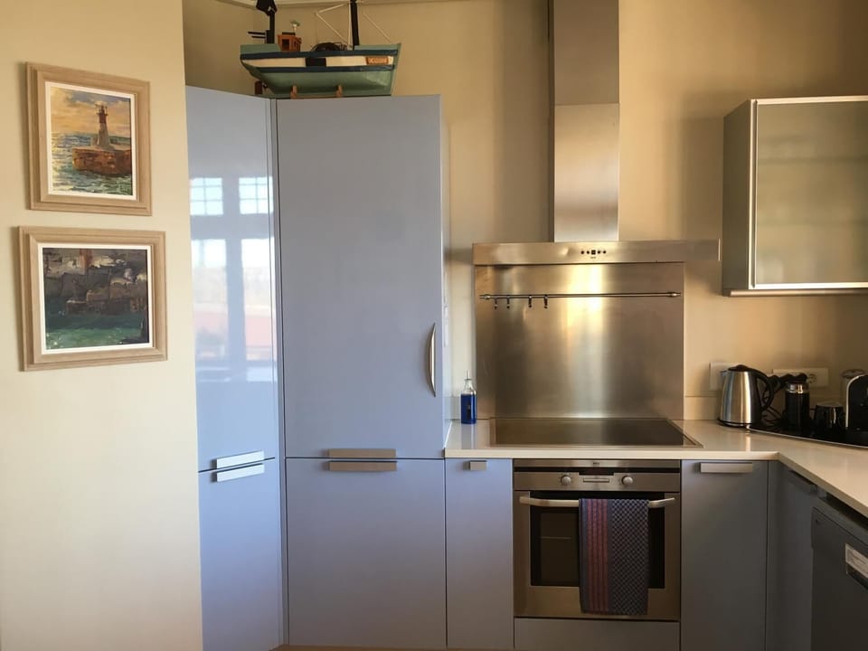 Full-size fridge, microwave, oven, stovetop