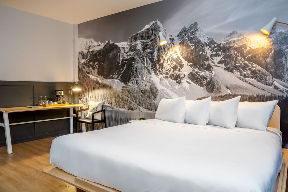 Business Room, 1 King Bed | 1 bedroom, soundproofing, iron/ironing board, travel crib