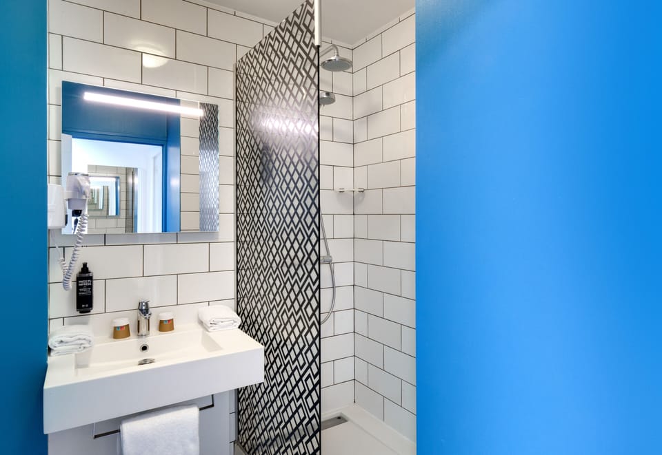 Standard Twin Room, 2 Twin Beds | Bathroom | Eco-friendly toiletries, hair dryer, towels