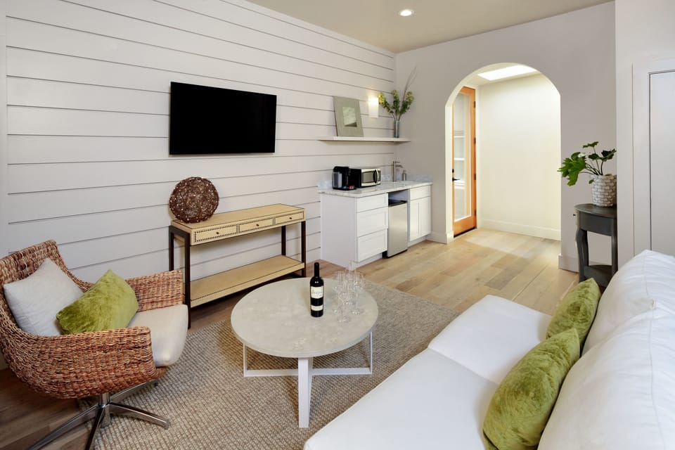 Executive Studio Suite, 1 King Bed, Kitchenette, Ground Floor | Living area | 46-inch flat-screen TV with satellite channels, fireplace, heated floors