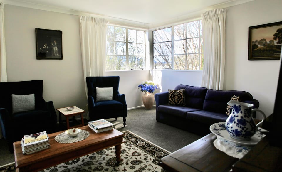 The Shakespeare Room | Down comforters, individually decorated, individually furnished, desk