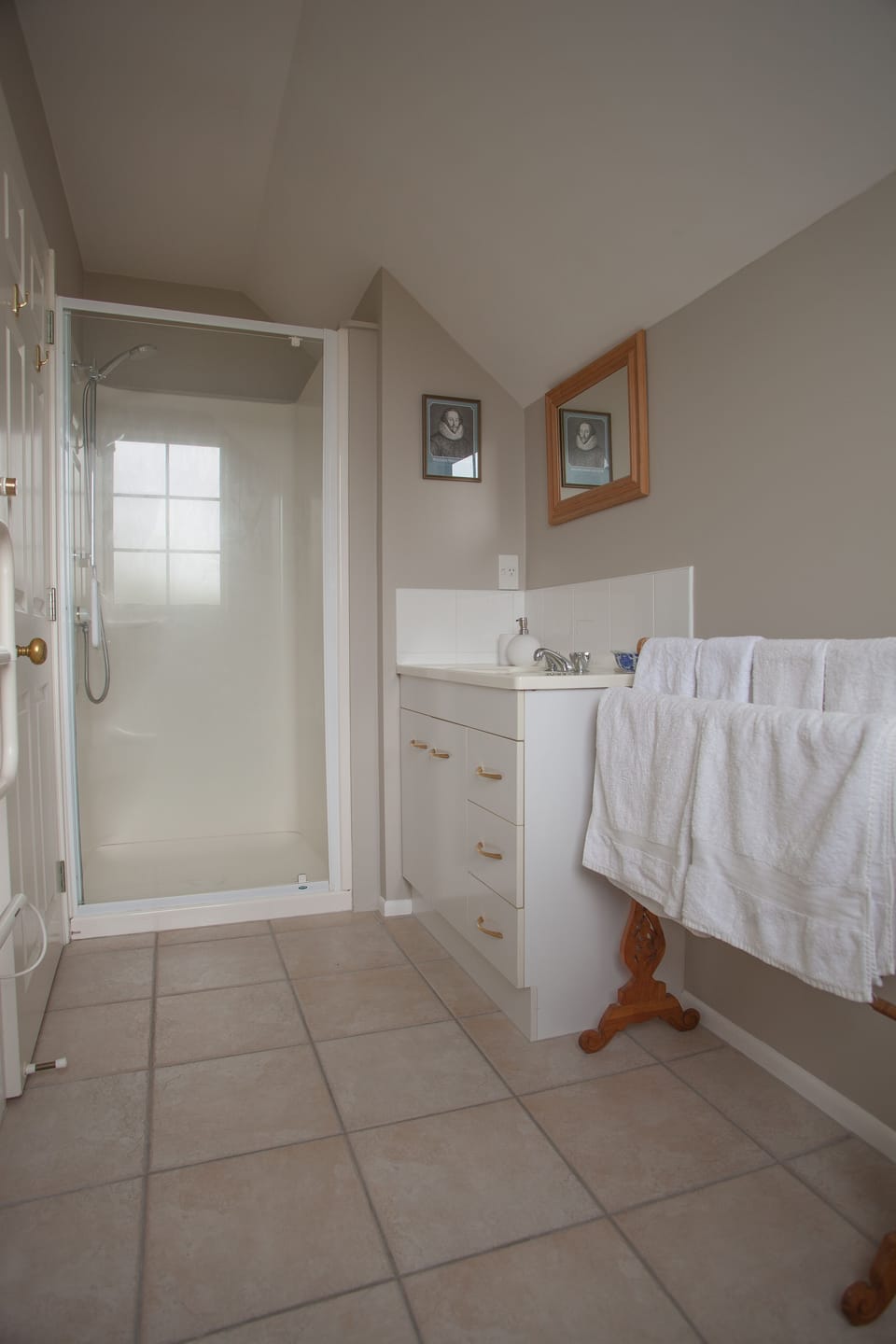 The Shakespeare Room | Bathroom | Shower, free toiletries, hair dryer, bathrobes