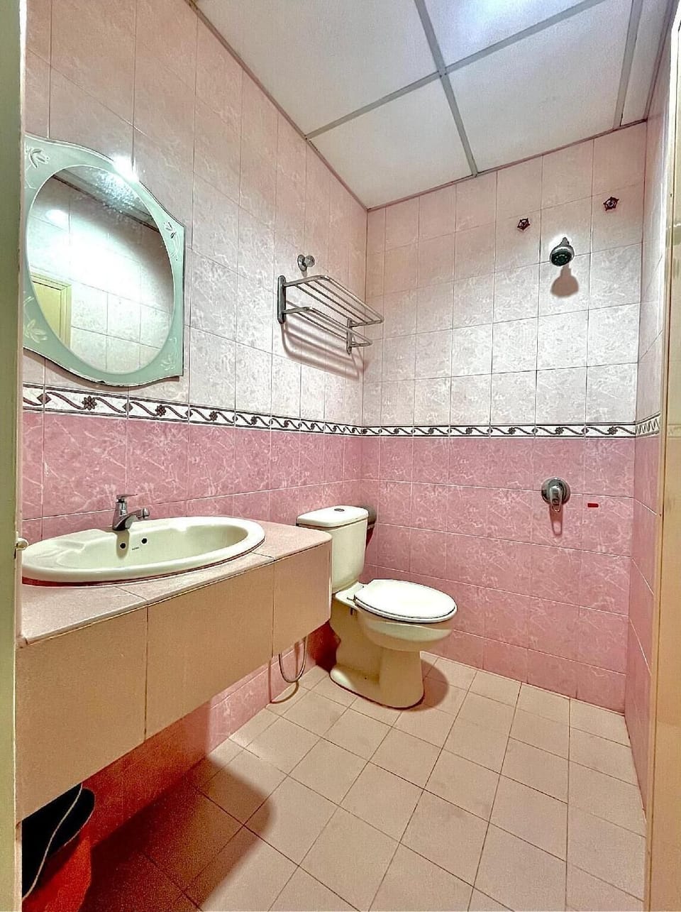 Shower, free toiletries, towels