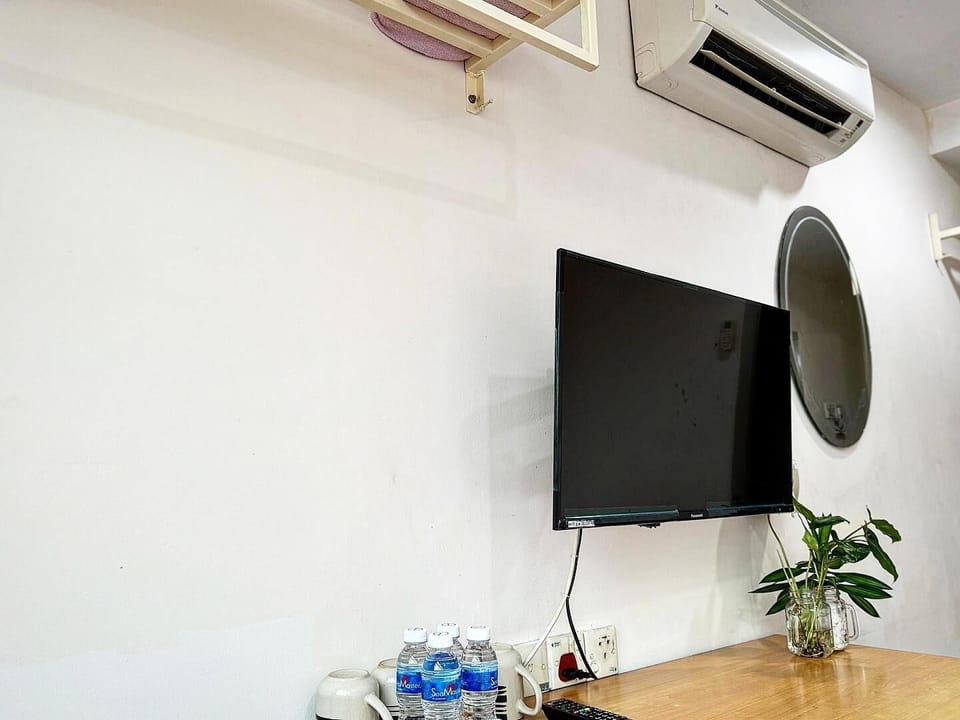 Desk, WiFi (free)