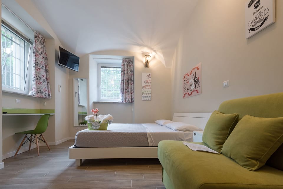Triple Room (Velocipede) | Desk, blackout drapes, iron/ironing board, free WiFi