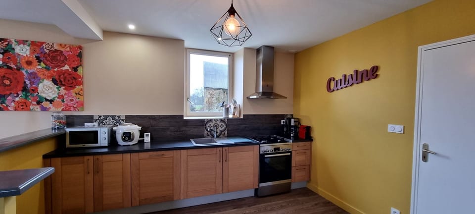Cottage, Ensuite, Garden View | Shared kitchen | Highchair