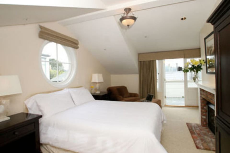 The Willow Room | Premium bedding, iron/ironing board, free WiFi, bed sheets