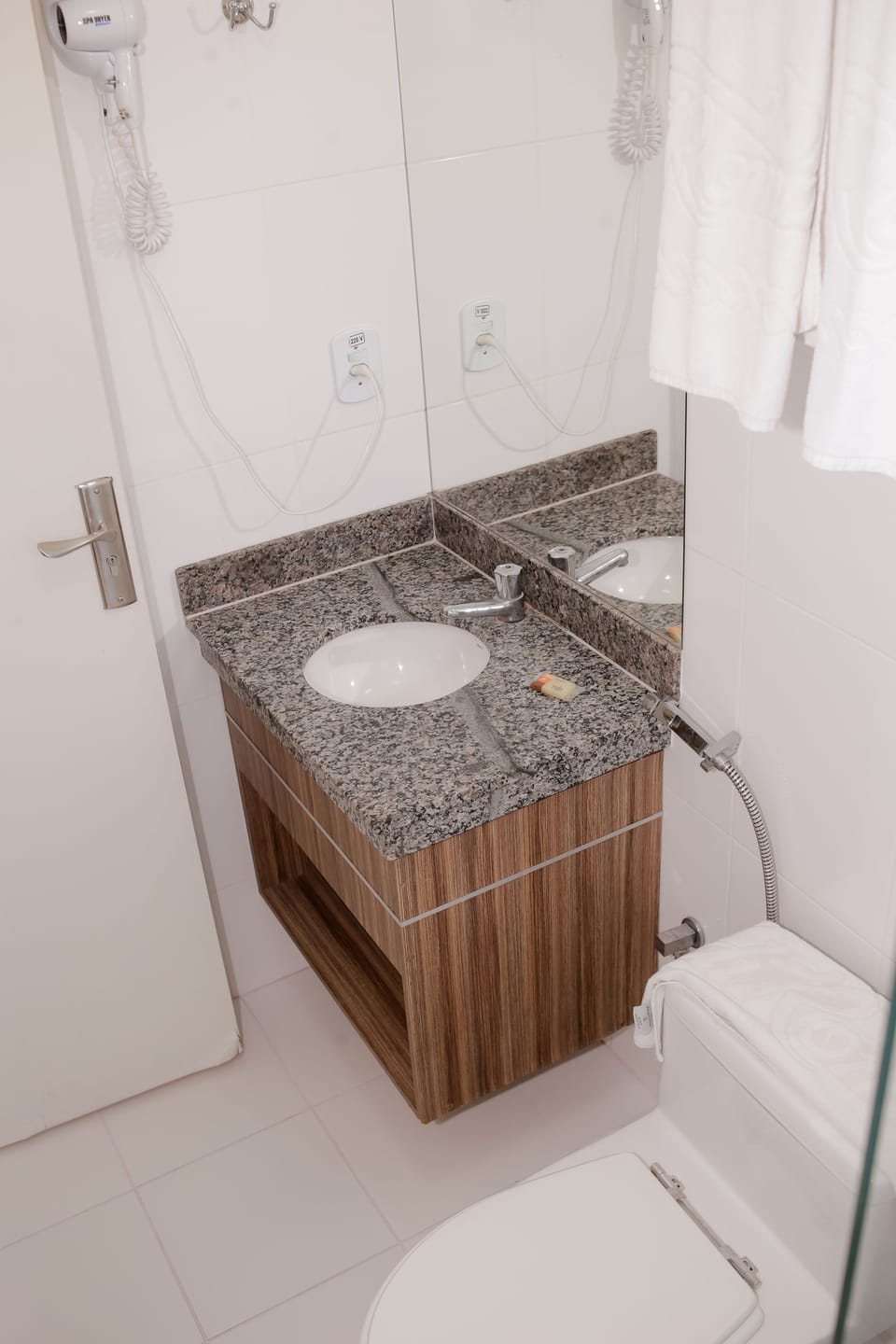 Apartment | Bathroom amenities | Shower, free toiletries, hair dryer
