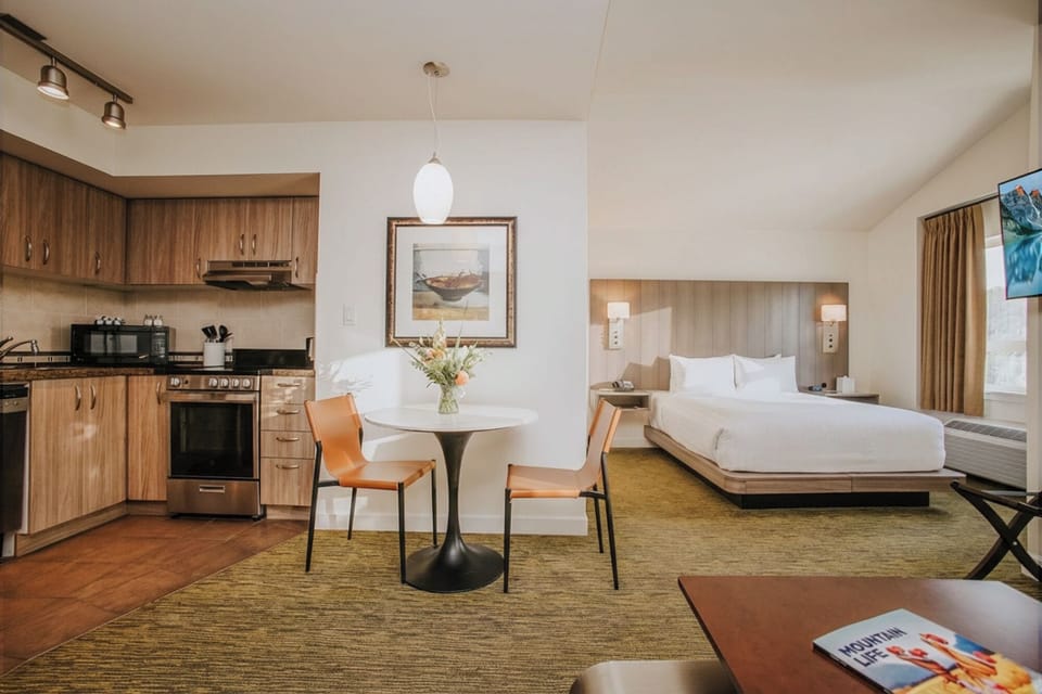 Studio Suite Queen | Premium bedding, pillowtop beds, desk, laptop workspace