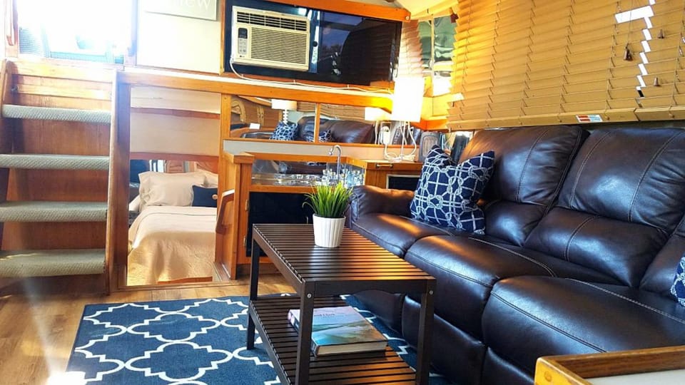 Sea Peepers | Living room | 32-inch flat-screen TV with satellite channels, LCD TV