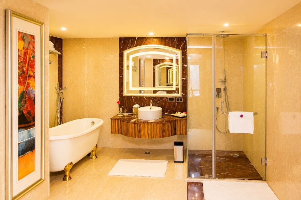 Shakun Suite with Bathtub | Bathroom | Shower, free toiletries, hair dryer, bathrobes