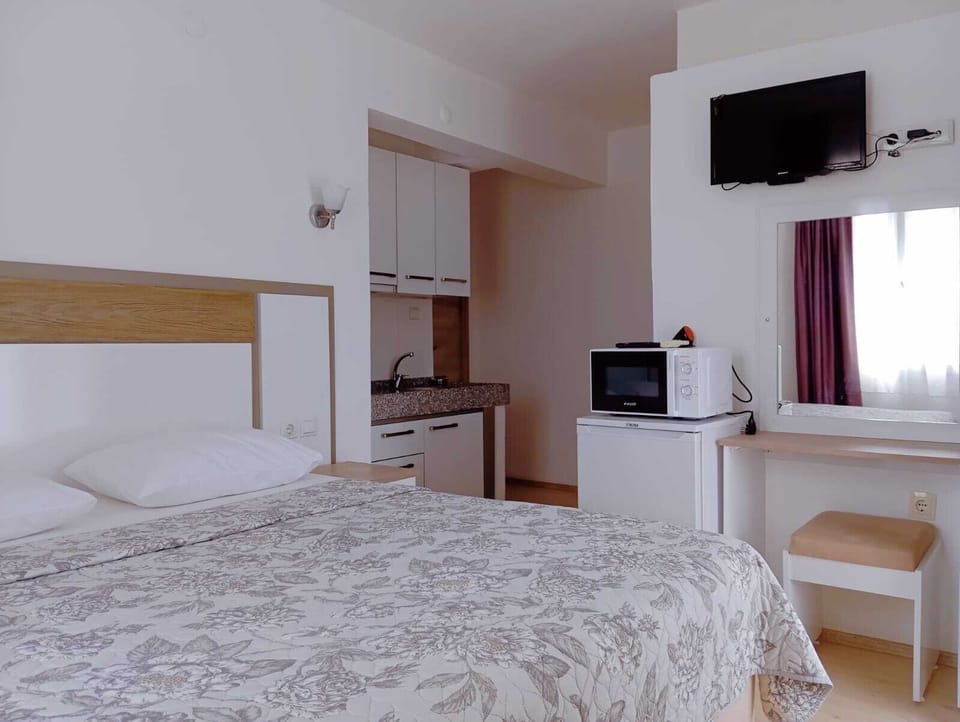 Studio Suite, Kitchenette, Corner | Microwave