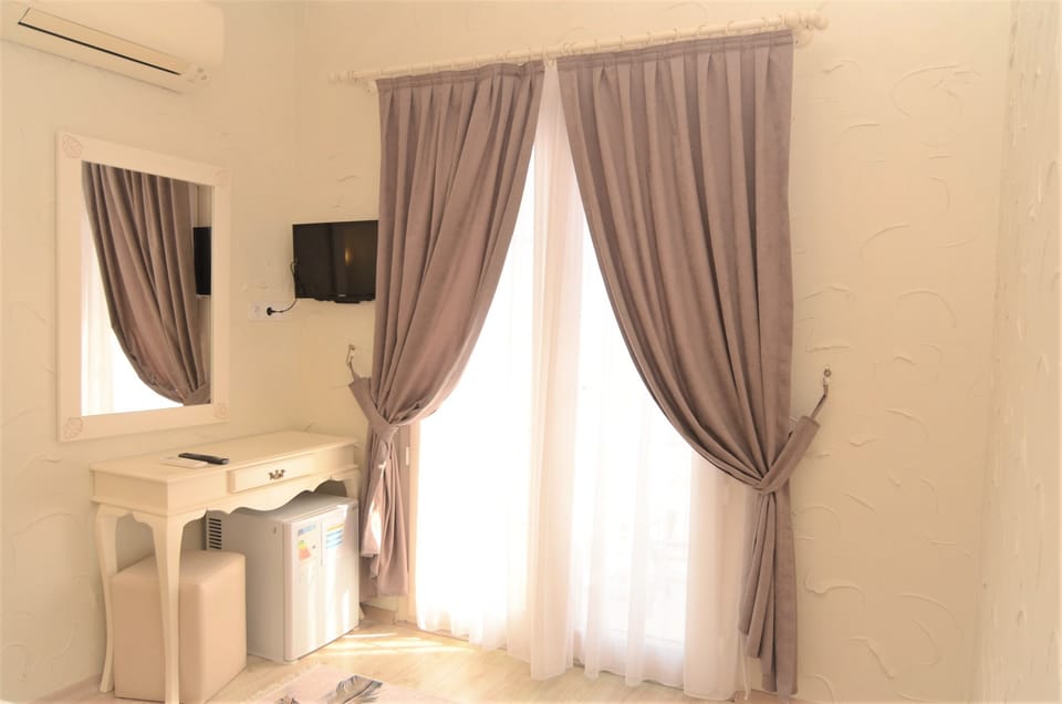Royal Room | Premium bedding, minibar, in-room safe, desk