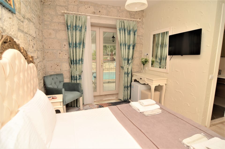 Deluxe Room | Premium bedding, minibar, in-room safe, desk