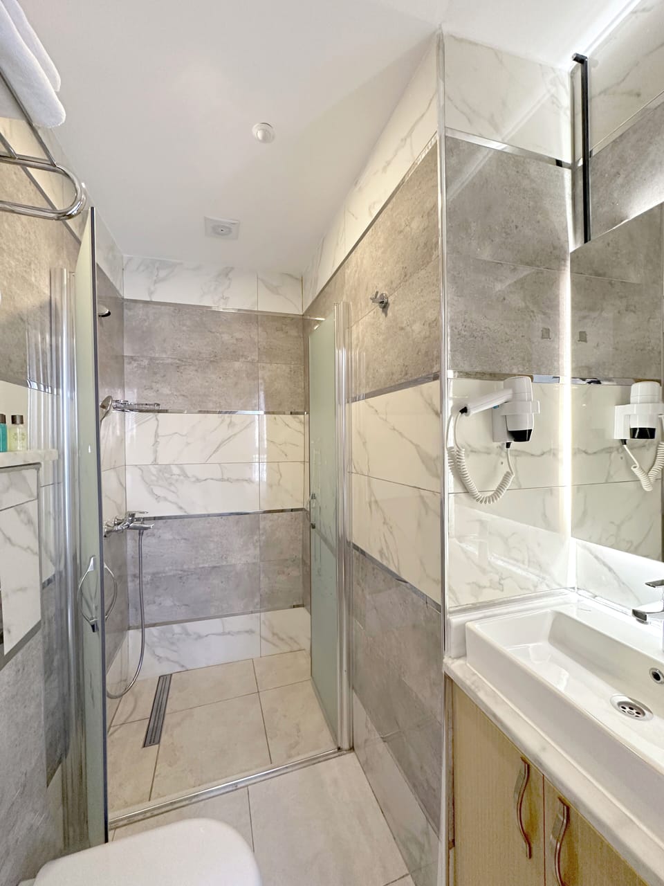 Standard Single Room, 1 Double Bed | Bathroom shower