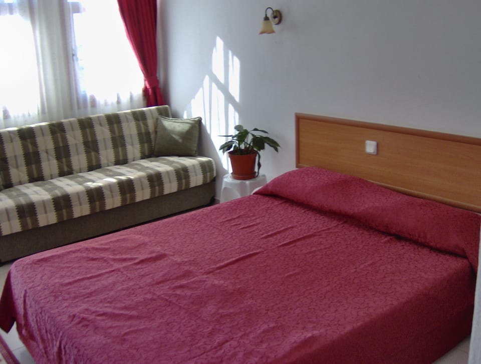 Standard Double or Twin Room | In-room safe, desk, free cribs/infant beds