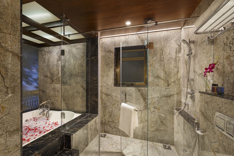 Executive Suite | Bathroom | Free toiletries, hair dryer, slippers, towels